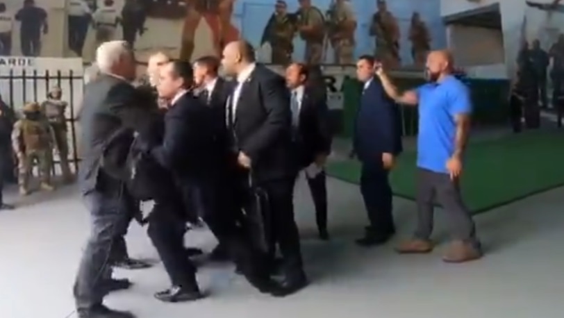 Agredir Policiais