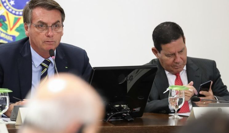 'A caneta Bic é minha', diz Bolsonaro ao 'ralhar' Mourão sobre Coronavac
