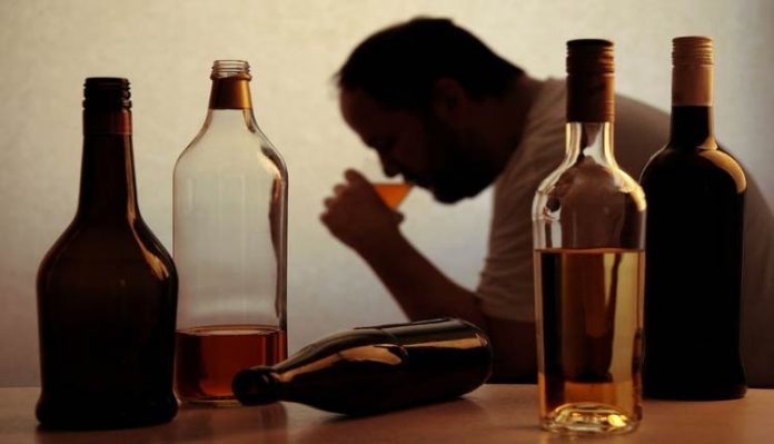 aumento, consumo, alcool, isolamento