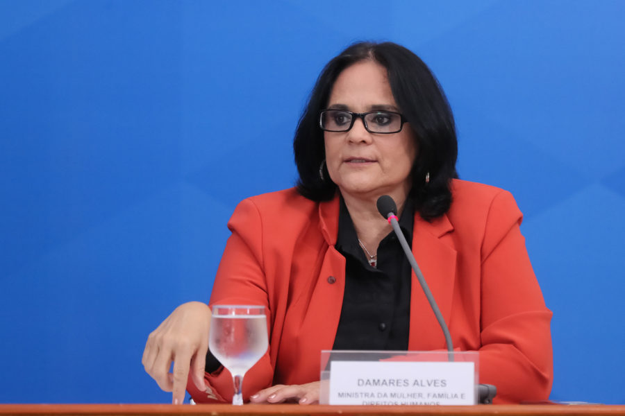 TSE condena Damares a pagar multa por propagar fake News