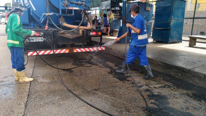 Prefeitura higieniza terminais ônibus