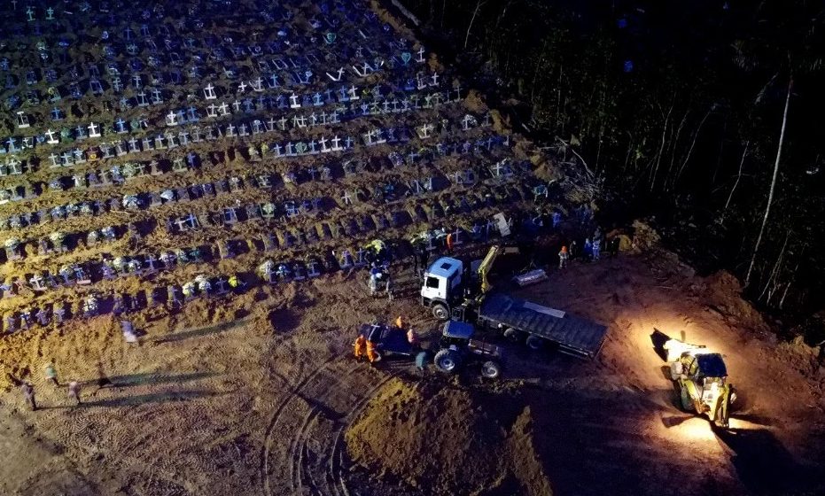 Cemitério Aparecida - enterro noturno - covas coletivas