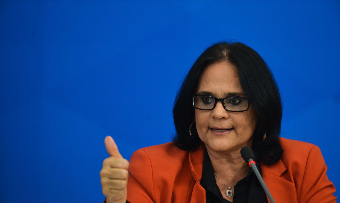 Damares afirma que o isolamento social aumenta violência doméstica
