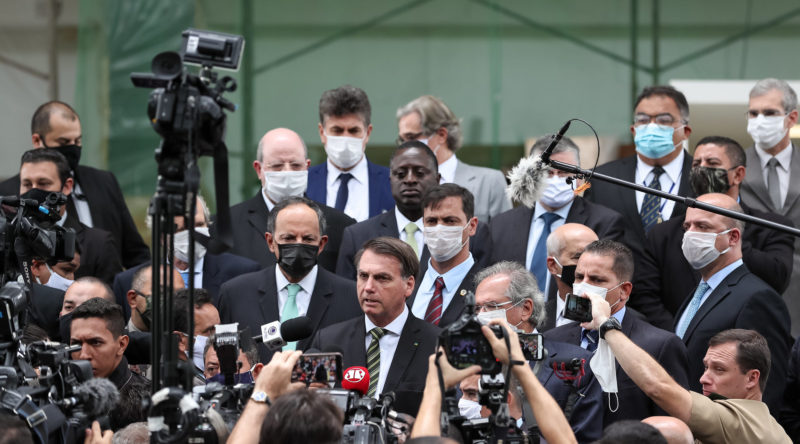 Bolsonaro chama empresários para "guerra" contra governadores