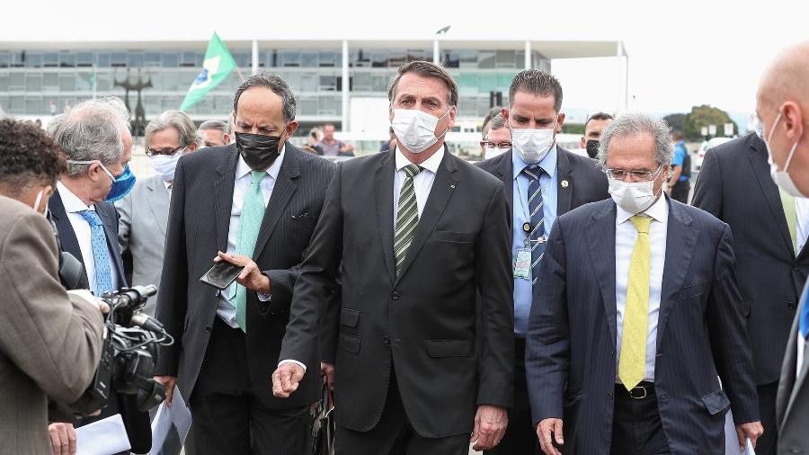 Bolsonaro é 'maior ameaça' do Brasil na luta contra a covid-19, diz revista