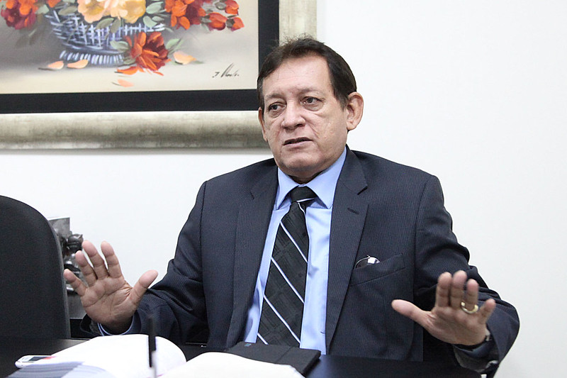 Presidente do TRE-AM devolve mandato de prefeito de Iranduba