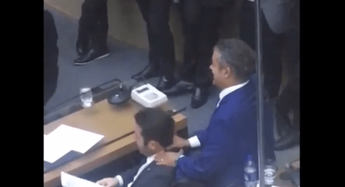 Josué massageia Bessa