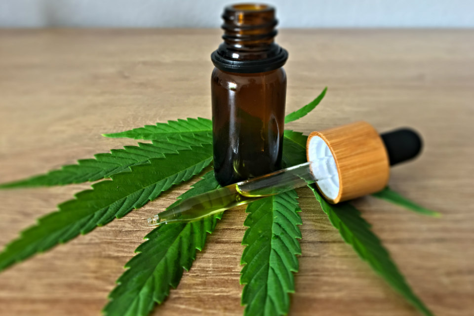 Primeiro remédio brasileiro à base de maconha já está nas farmácias