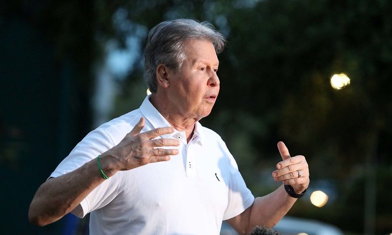 Arthur marca reunião com secretariado no primeiro dia em Manaus