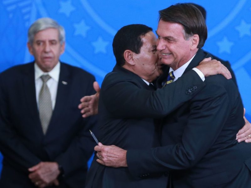 Bolsonaro tem 2,7 mil militares no Planalto e sinaliza com mais cargos