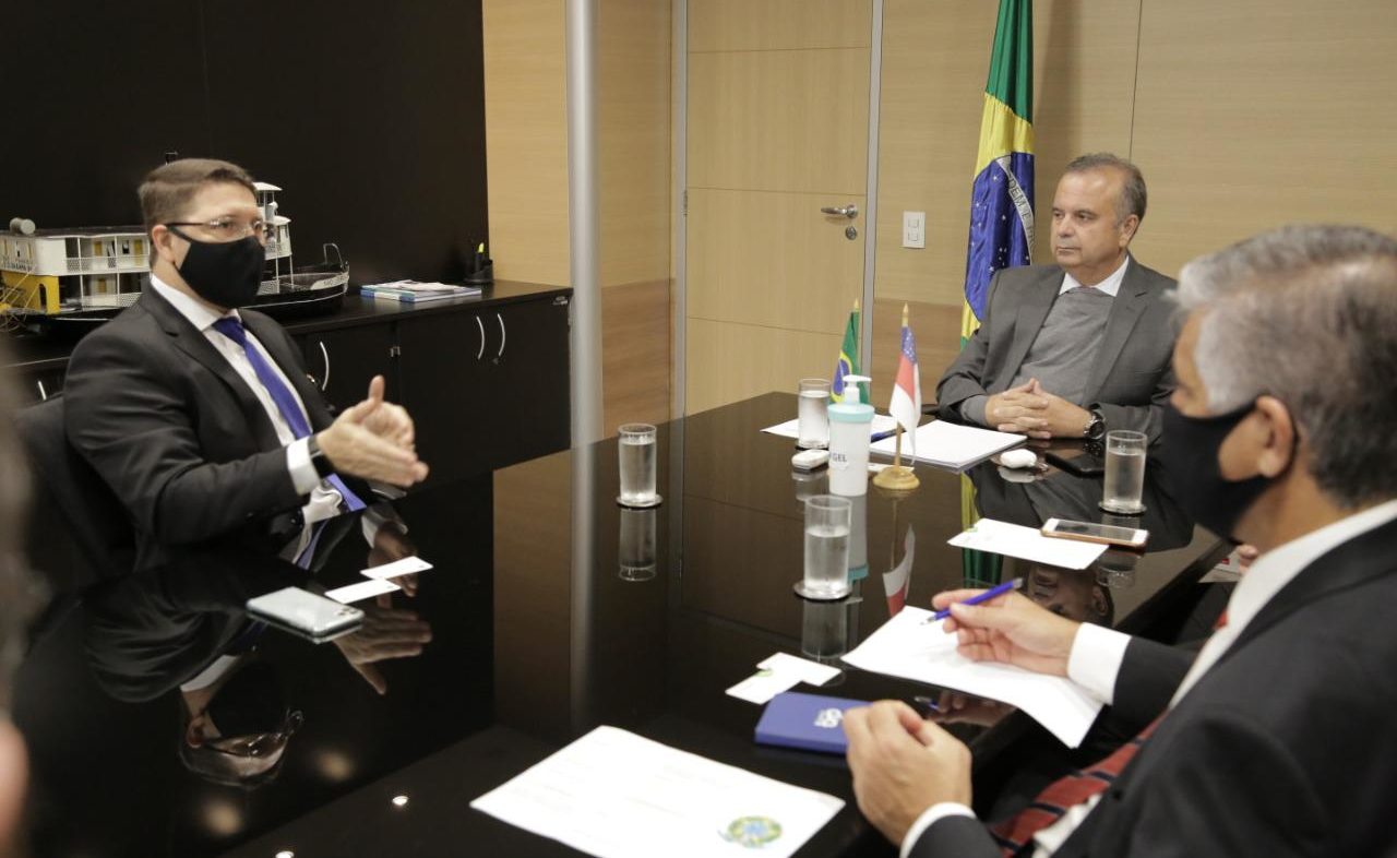 Carlos Almeida e o ministro - reuniaฬo moradia