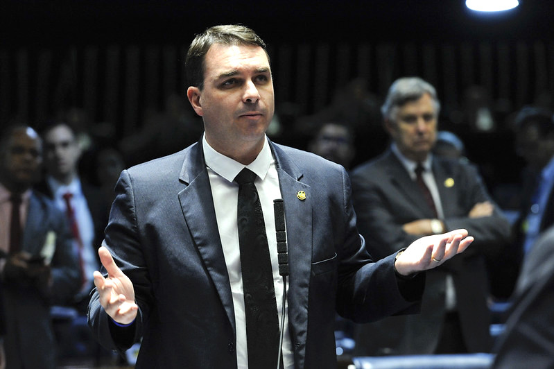 Flávio Bolsonaro vai a Fernando de Noronha no feriado pago pelo Senado