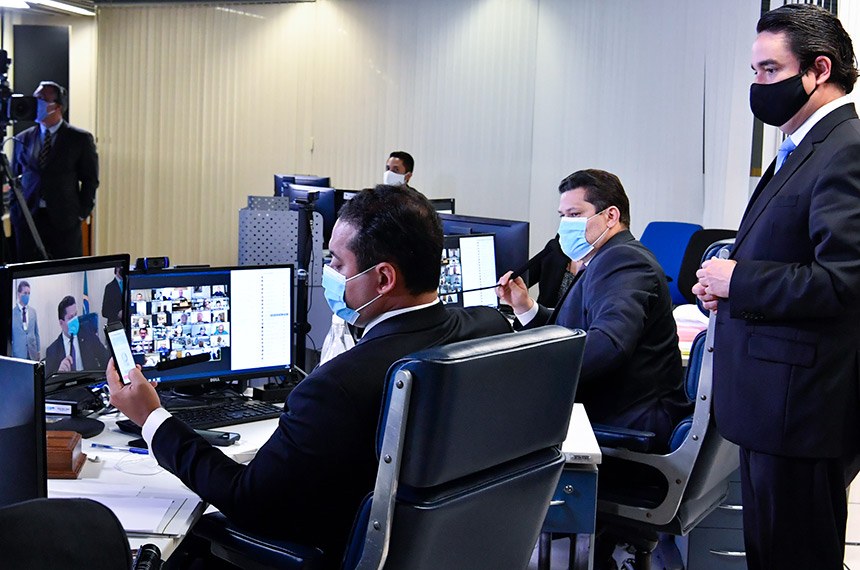 Braga defende e Alcolumbre adia votação do projeto das fake news