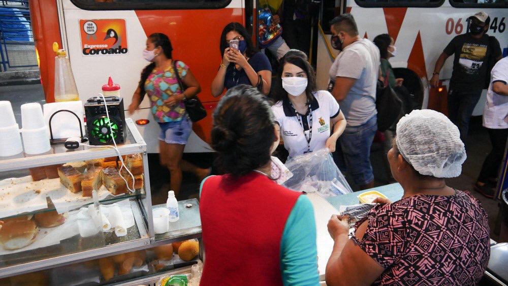 Estado distribui 10 mil máscaras no primeiro dia de volta do comércio