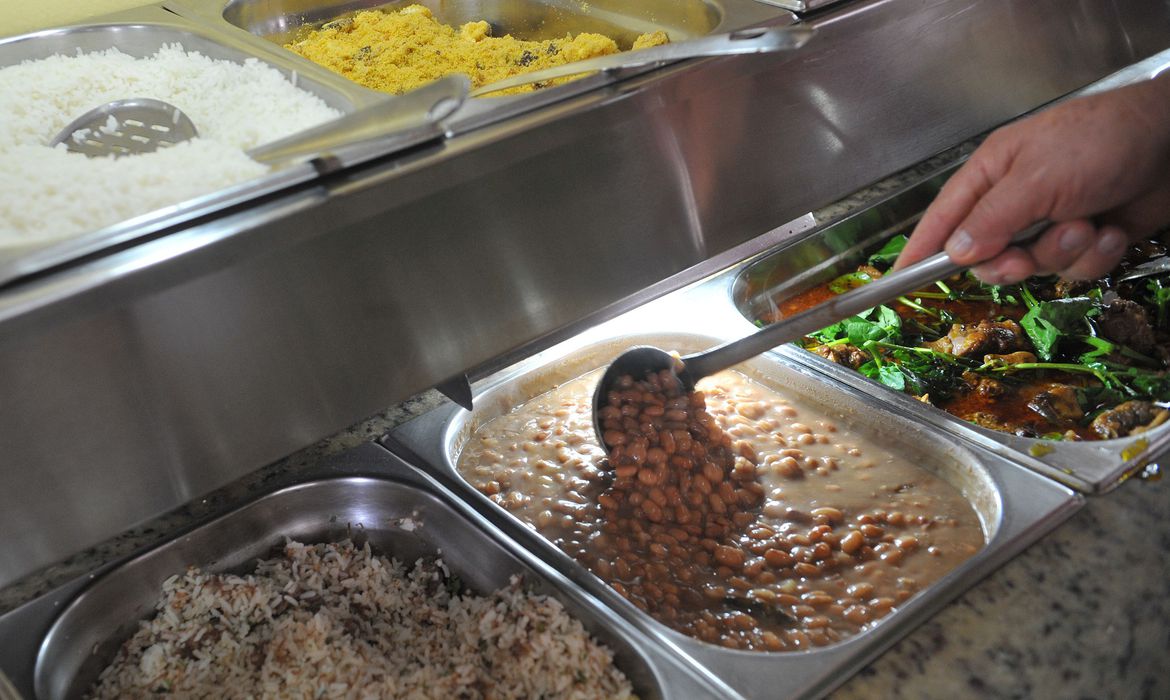 Governo sanciona lei que permite doação de comida não comercializada