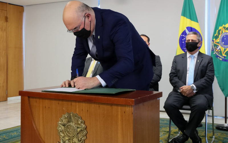 Ministro assume MEC negando apoiar violência física na educação