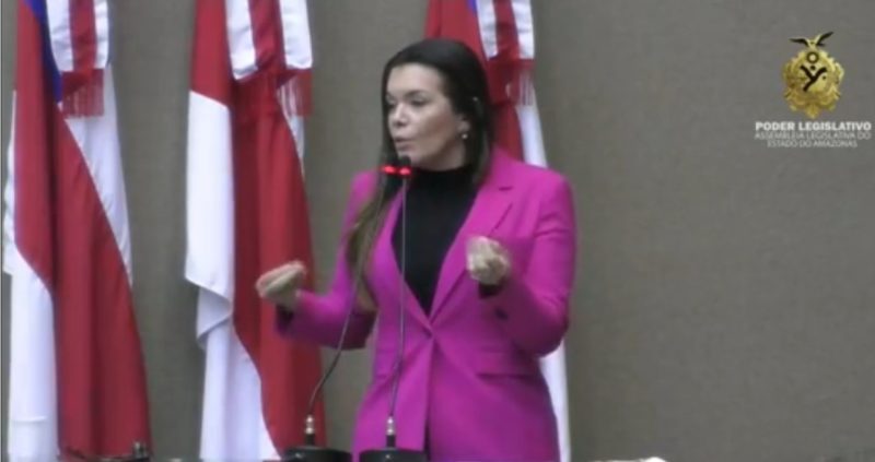 Secretária se indigna com veto de Bolsonaro a absorventes menstruais