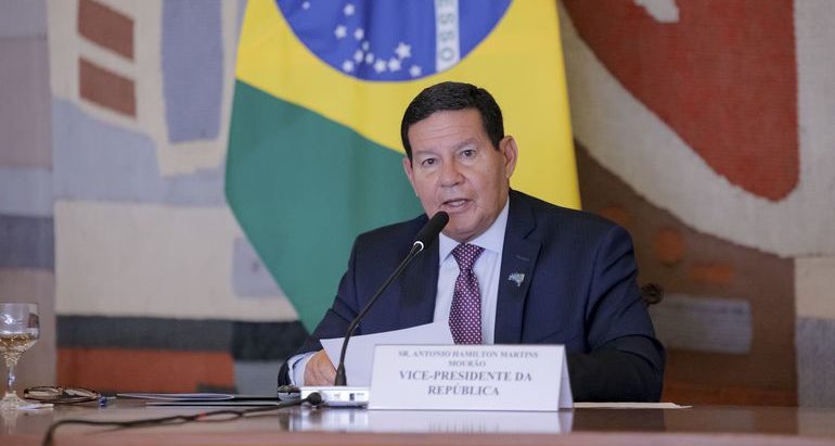 Mourão convida DiCaprio para conhecer São Gabriel e nega queimadas