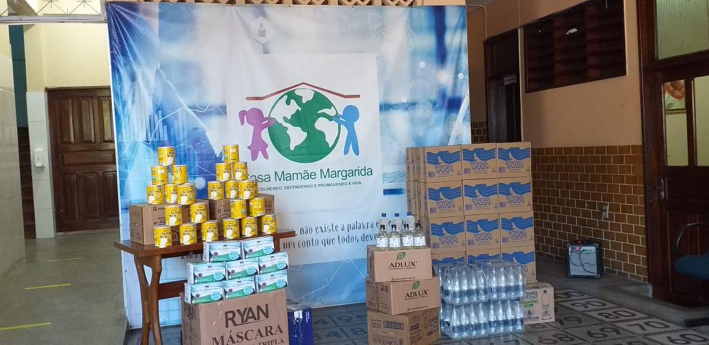 Janell Doyle e Casa Mamãe Margarida recebem kits contra o coronavírus