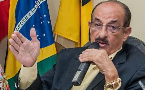 "Morra quem morrer", mas prefeito manda reabrir comércio