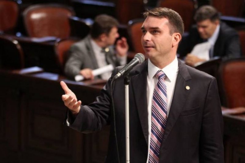 Flávio Bolsonaro denunciado pelo MP pelo esquema das 'rachadinhas'