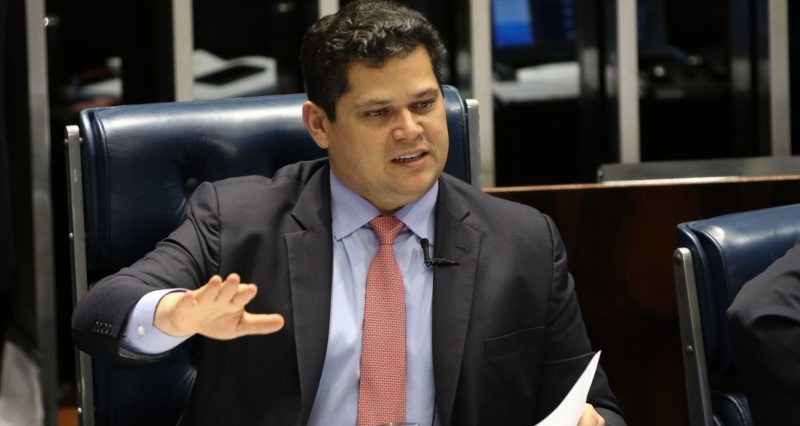 Alcolumbre marca sessão presencial para votar indicações de Bolsonaro