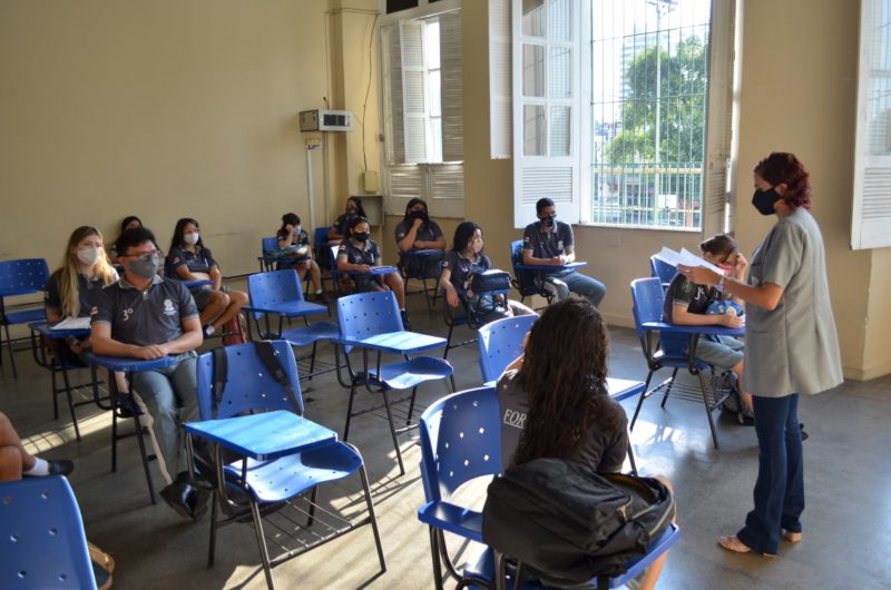 Sem política, governo deixa redes públicas da educação à deriva