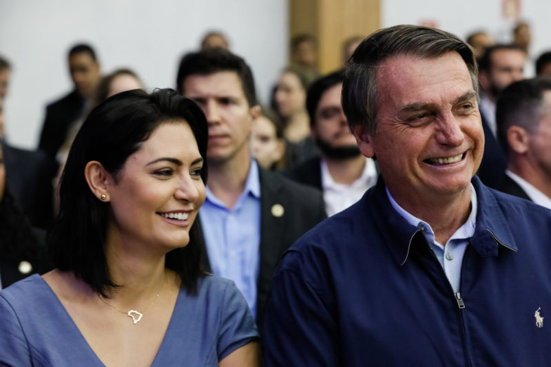 Esposa de Bolsonaro faz BO contra música 'Micheque', do Detonautas