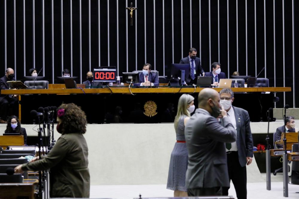 Deputados querem cortar benefícios de juízes, procuradores e promotores