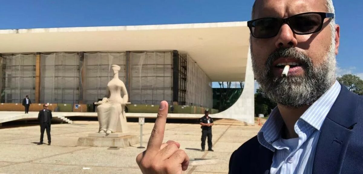 Blogueiro pede intervenção militar contra protestos antifacistas