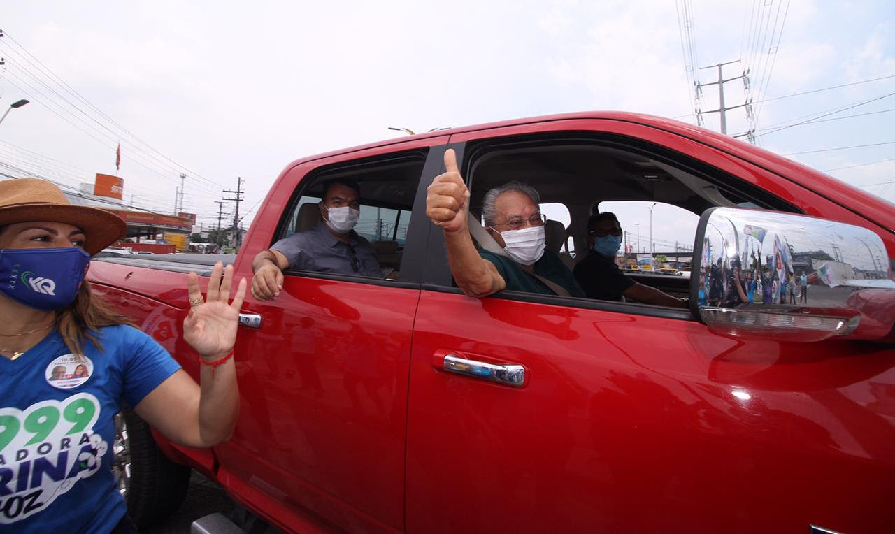 Amazonino, de carro