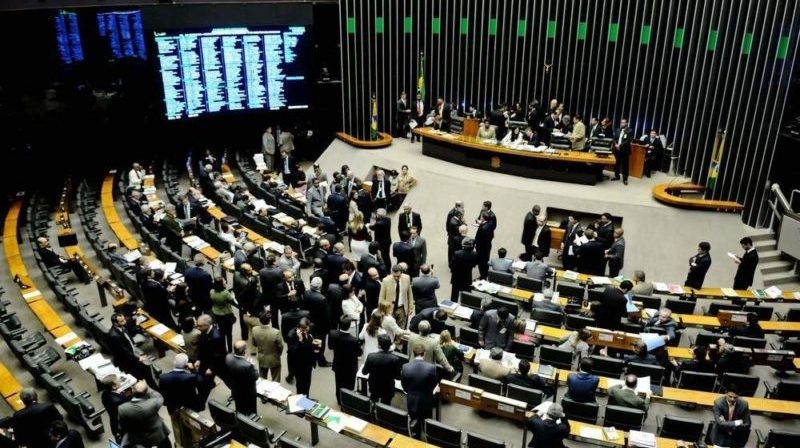 Deputados cobram explicação de Bolsonaro sobre espionagem