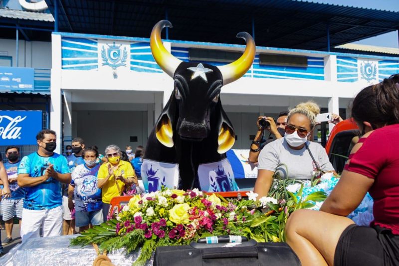 Ex-tripa faz Caprichoso evoluir na emoção do adeus a Aderaldo Reis