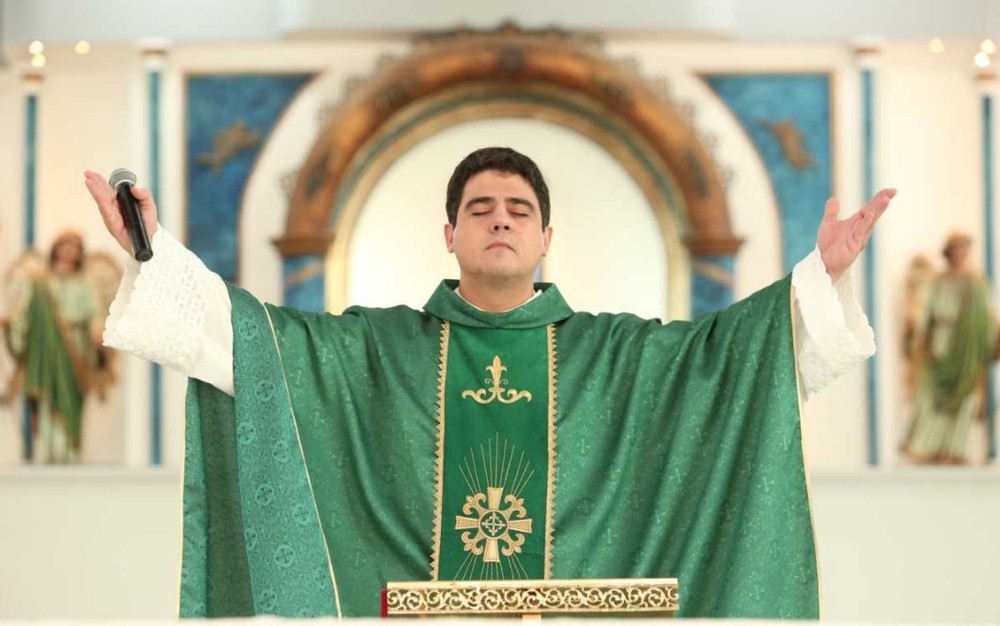 Polícia investiga como fiéis pobres doaram milhões ao padre Robson