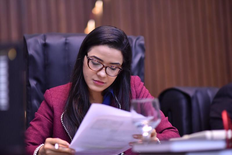 Mayara propõe congelamento de mensalidades de escolas e faculdades