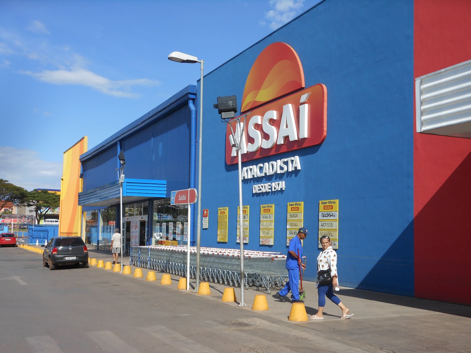 Supermercado em Manaus faz seleção on-line para vagas em cinco cargos