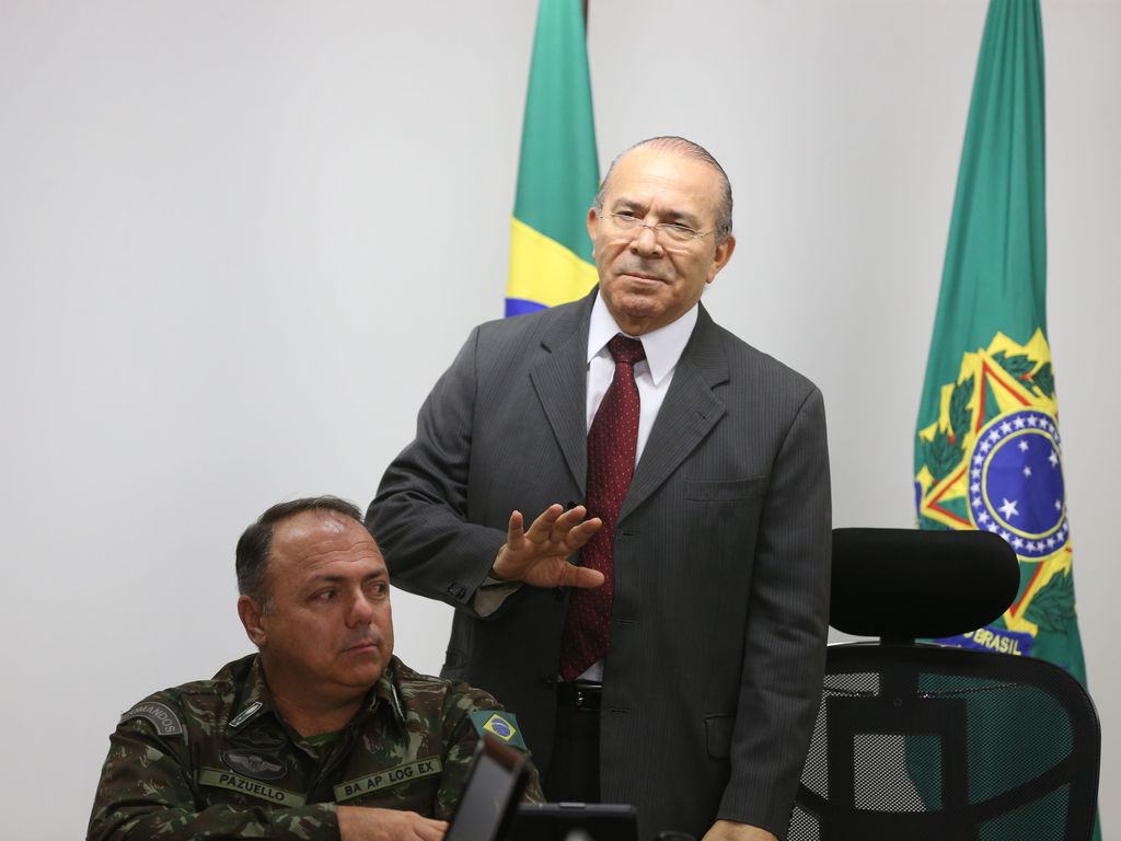 Após ralho de Bolsonaro, Pazuello nega compra da vacina chinesa