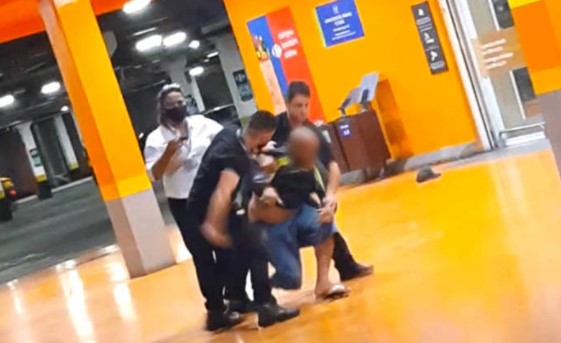Defesa de segurança que espancou homem até a morte fala em infarto