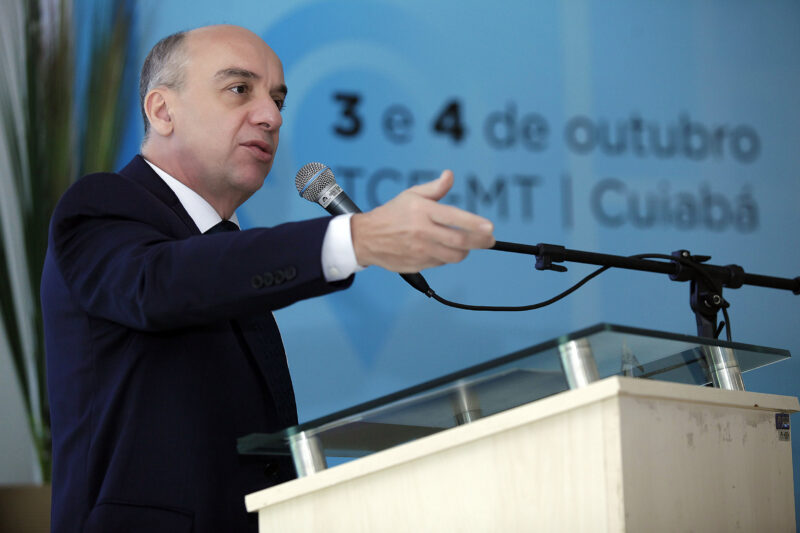 Desterro representa TCE-AM em evento sobre marco do saneamento