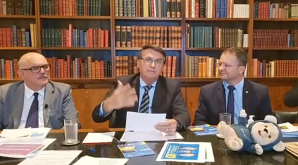 Bolsonaro nega chamar coronavírus de gripezinha e mídia mostra vídeos