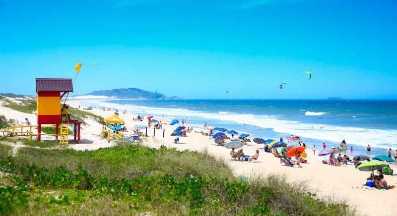 equipe, globo, agredida, banhistas