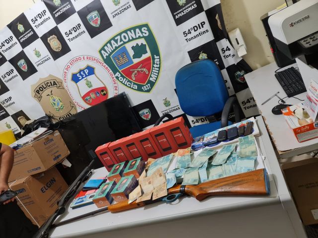 Prefeito de Tonantins é preso com dinheiro 'vivo' e armas dentro de casa