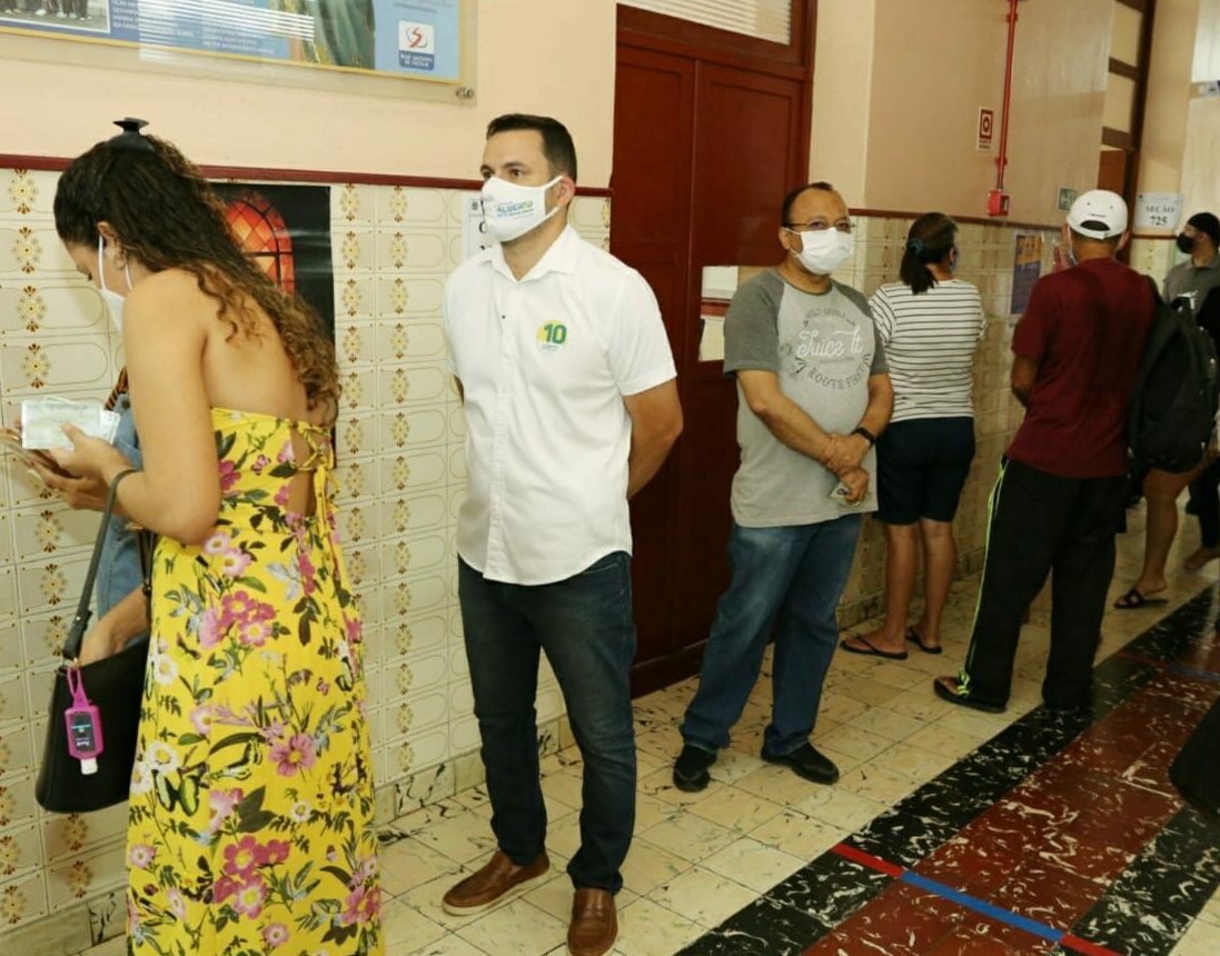 Acompanhado da família, Capitão Alberto Neto vota e se diz confiante