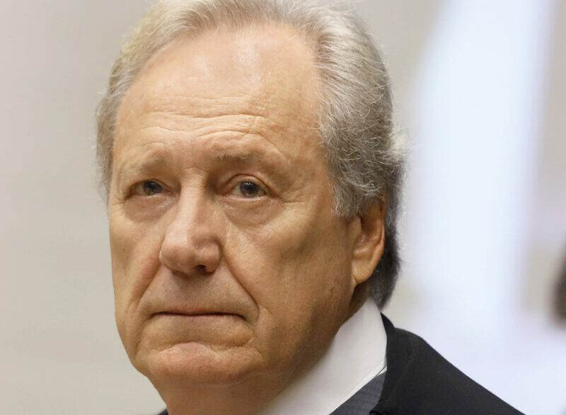 Ministro do STF envia à PGR notícia-crime contra Bolsonaro