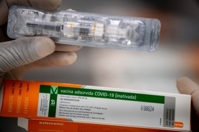 Sem insumo da China, Butantan suspende produção da Coronavac