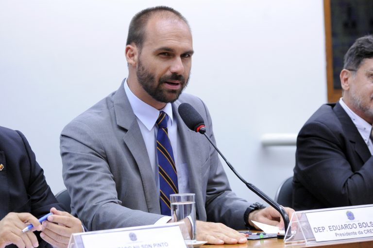 Site associa deputado Eduardo Bolsonaro à tentativa de golpe nos EUA