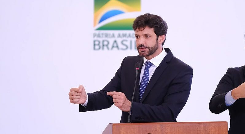 ministro, turismo, demitido, traira