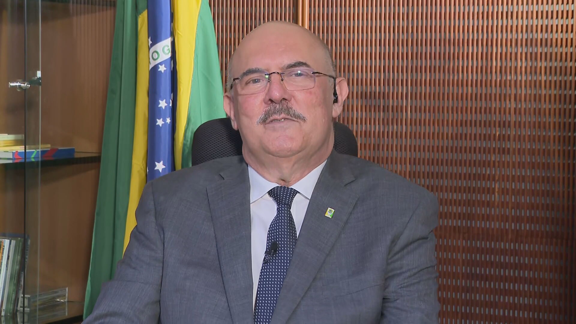 Ministro da Educação discute volta presencial das aulas em 2021