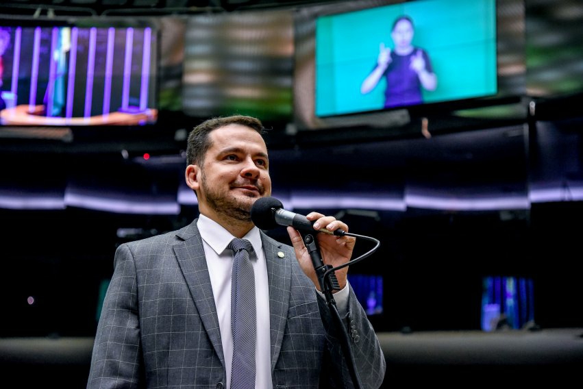 Deputado do AM sugere a Guedes prorrogar auxílio emergencial