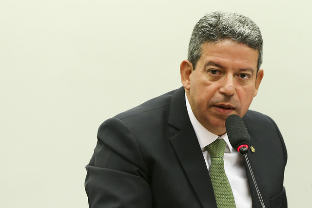 Arthur Lira, líder do centrão, ajudou a desviar R$ 254 milhões denúncia